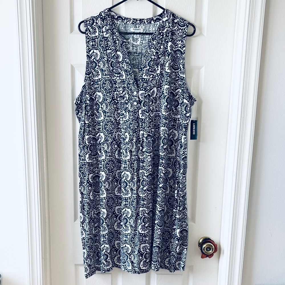 🐰NEW LISTING🐰 Old Navy Blue and White Printed Sleeveless Midi Dress